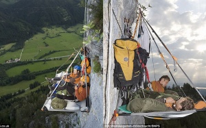 'Rụng tim' với những điểm cắm trại mạo hiểm và độc đáo nhất thế giới