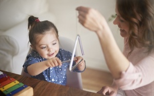 Cha mẹ nên làm gì để giúp trẻ tự kỷ giao tiếp tốt hơn?