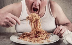 Nên làm gì để giảm khó chịu khi ăn quá nhiều?