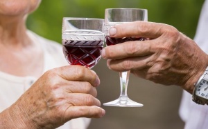 Ngay cả uống rượu vừa phải cũng có thể làm tổn thương não bộ của bạn!