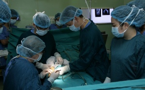 Phẫu thuật miễn phí cho hơn 20 trẻ bị khuyết tật vận động