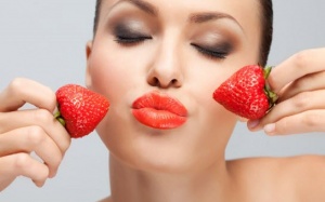 Làm trắng và sáng da mặt chỉ bằng dâu tây