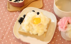 Món ăn sáng: Bánh mì sốt việt quất nướng