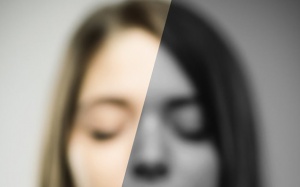 Bạn dễ bị mù nếu là phụ nữ, mãn kinh sớm, nghiện thuốc lá?