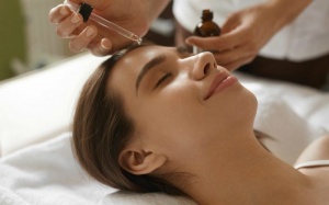 8 loại dầu nền bạn nên sử dụng để có được làn da sáng hồng