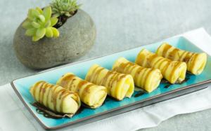 Cùng bé yêu làm bánh chuối cuộn hấp dẫn