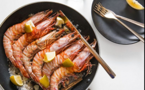 Cuối tuần làm tôm hấp muối chanh đãi cả nhà