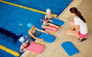 Video: Cha mẹ cần làm gì để trẻ được an toàn khi tập bơi?