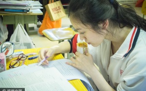 Những bài tập yoga giúp giảm stress mùa thi