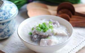Cháo sườn heo khoai môn cho bữa sáng đủ chất