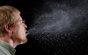 Sau khi ho và hắt hơi, vi khuẩn tồn tại trong không khí tới 45 phút