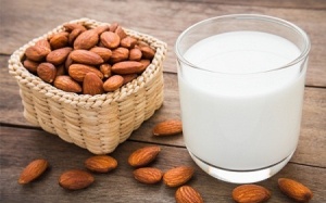 6 lý do vì sao bạn nên uống sữa hạnh nhân