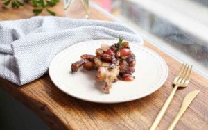 Món ngon cuối tuần: Thịt heo chiên sốt nho