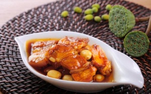 Ngon và lạ: Thịt ba chỉ kho hạt sen