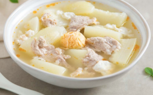 Ngon lạ với canh bí đao trứng muối và thịt heo