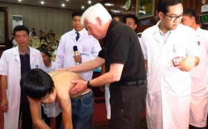 Chuyên gia Mỹ sẽ phẫu thuật vẹo cột sống miễn phí cho trẻ em Việt Nam