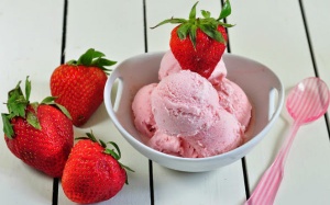 Hướng dẫn cách làm kem dâu tây đơn giản ngay tại nhà