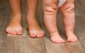 Tại sao nên cho trẻ đi chân đất?