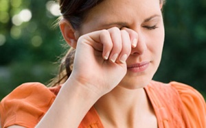 Soi các nguyên nhân gây đau mắt bất thường