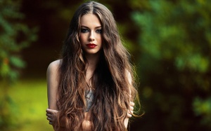 Bí quyết chăm sóc tóc uốn, tóc xoăn trong mùa Hè rực lửa