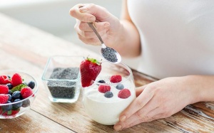 Người muốn giảm cân nên ăn sữa chua Hy Lạp hay sữa chua ít béo?