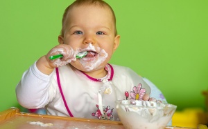 Khi nào em bé có thể ăn được sữa chua?