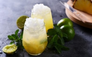 Thêm đá lạnh vào nước ép trái cây có hại không?