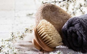 Khắc phục da sần vỏ cam chỉ với 5 phút chải da khô đơn giản