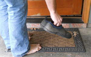 Video: Tại sao không nên mang giày dép vào trong nhà?