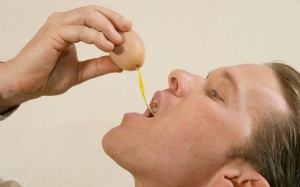 Ăn trứng gà sống có bổ dưỡng hơn trứng gà chín?