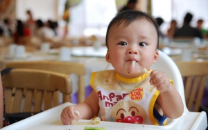 Cho trẻ ăn dặm theo Baby-Led Weaning: Mẹ cần lưu ý gì?