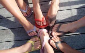 Video: Vứt ngay dép tông nếu không muốn mắc bệnh!