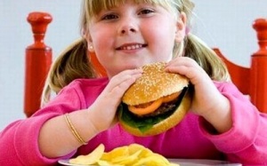 Có nên áp dụng chế độ ăn kiêng của người lớn cho trẻ?