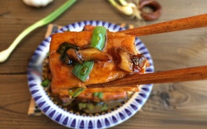 Ngon lạ đậu phụ chiên sốt xì dầu chua ngọt