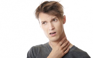 Viêm họng khản tiếng nên điều trị bằng cách nào?