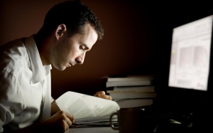 Làm tăng ca khiến bạn có nguy cơ mắc bệnh tim