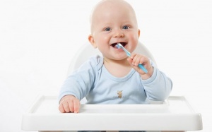 Chăm sóc răng miệng cho trẻ mới mọc răng như thế nào?