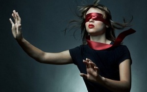 Đâu là nguyên nhân có thể dẫn tới chứng mù lòa ở phụ nữ?