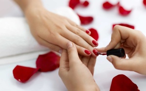 Đang cho con bú có nên nhuộm tóc, sơn móng tay, làm đẹp?