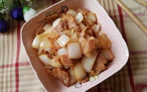 Thịt ba chỉ xào hành tây ấm bụng bữa cơm ngày bão