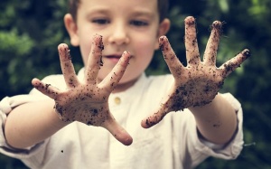 Mới: Chơi trên nền đất, bốc thức ăn giúp trẻ tăng cường hệ miễn dịch