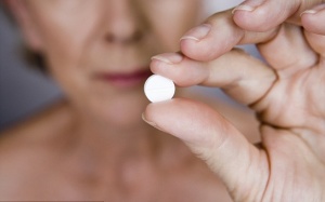 Có nên bẻ nhỏ viên thuốc khi uống không?