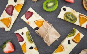 Cùng bé yêu làm kẹo chocolate trái cây nhâm nhi ngày cuối tuần