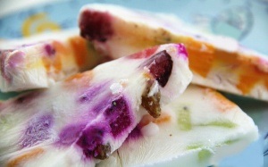 Cùng bé yêu làm sữa chua hoa quả đông lạnh lạ mà ngon