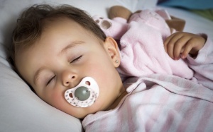 Khi nào nên tập cho bé bỏ núm vú giả?