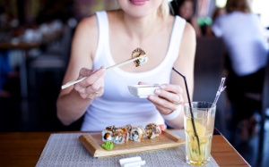 Phụ nữ mang thai ăn sushi có an toàn không?