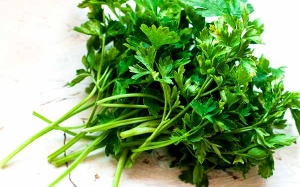 3 cách sử dụng rau mùi tây để 'đánh tan' sỏi thận