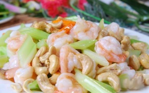 Tôm xào cần tây và hạt điều siêu lạ, bạn đã ăn bao giờ chưa?
