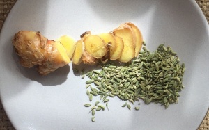 Tiểu hồi + Gừng = Giảm đau bụng kinh và mất máu trong kỳ kinh