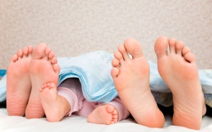 Cho trẻ ngủ chung giường với cha mẹ thế nào cho an toàn?